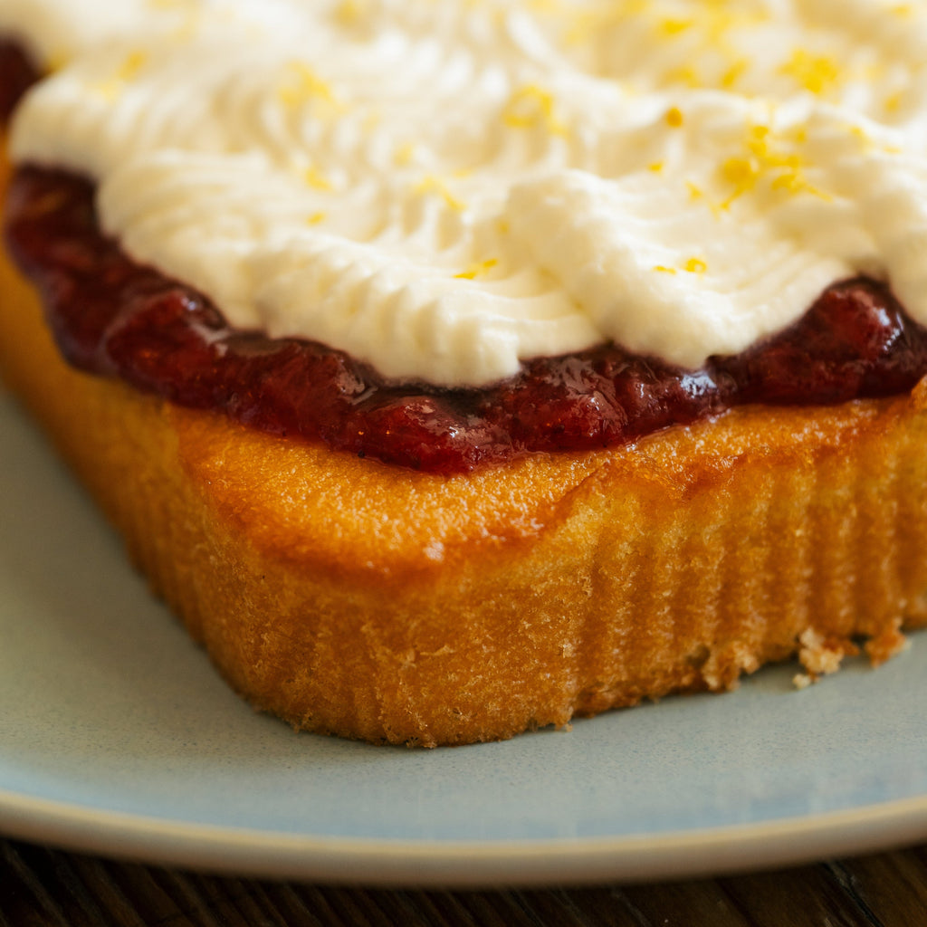 Shortcake aux fraises du uébec, crémage fromage à la crème et zeste de citron
