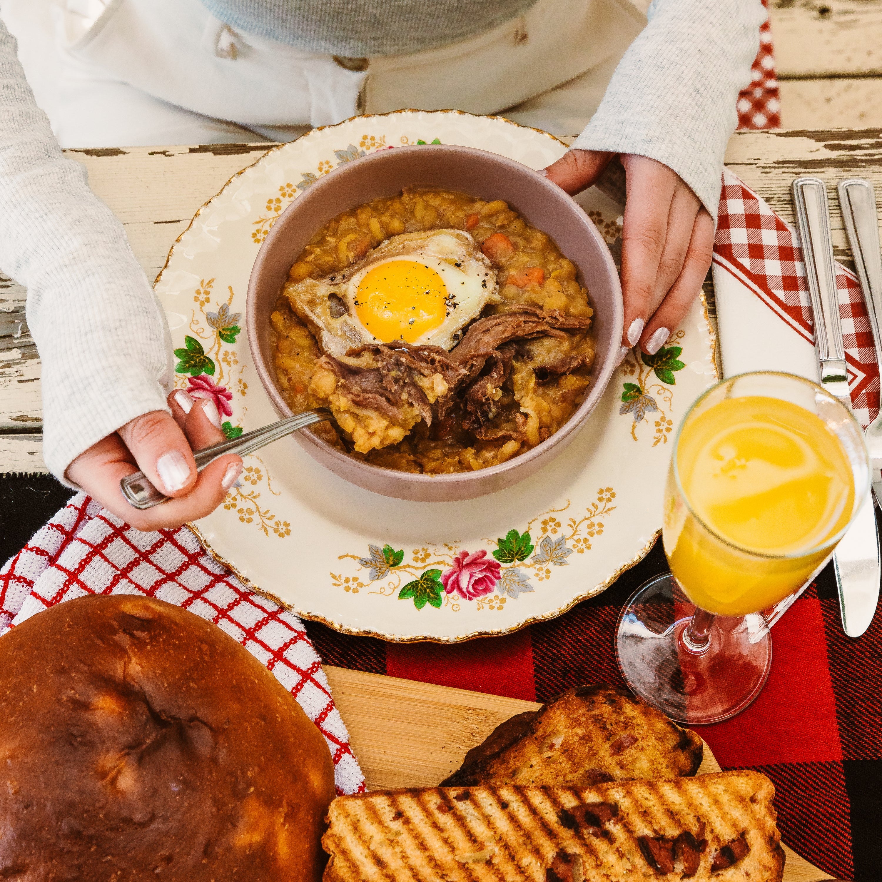 Soupe aux pois avec jambon effiloché, plat maison préparé chez La Bine à Mascouche